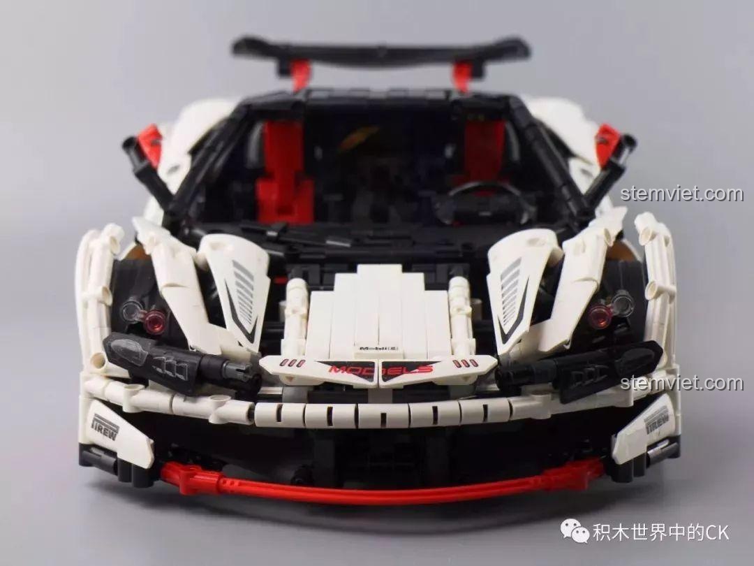 Cửa xe của mô hình Mould King 13067 Icarus mở kiểu cánh bướm.