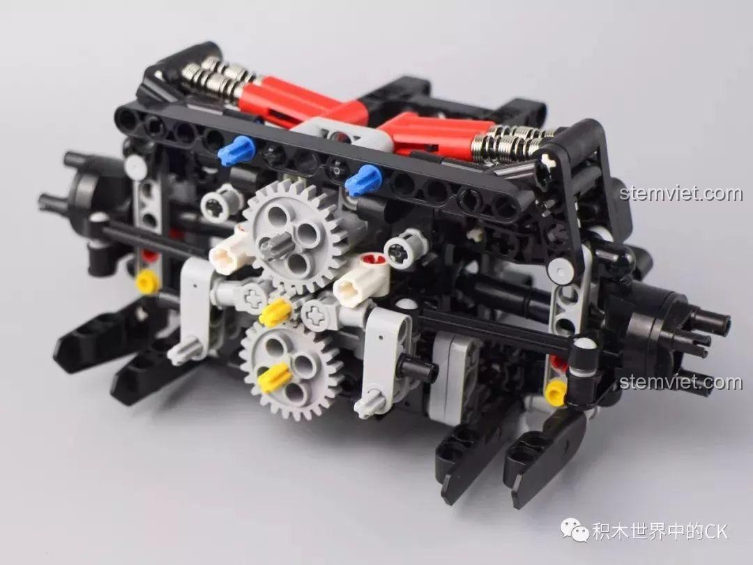 Phần động cơ và hệ thống truyền động của bộ Mould King 13067 Icarus đang được lắp ráp.
