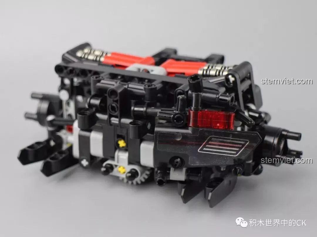 Cấu trúc bên trong xe của bộ Mould King 13067 Icarus với các chi tiết cơ khí.