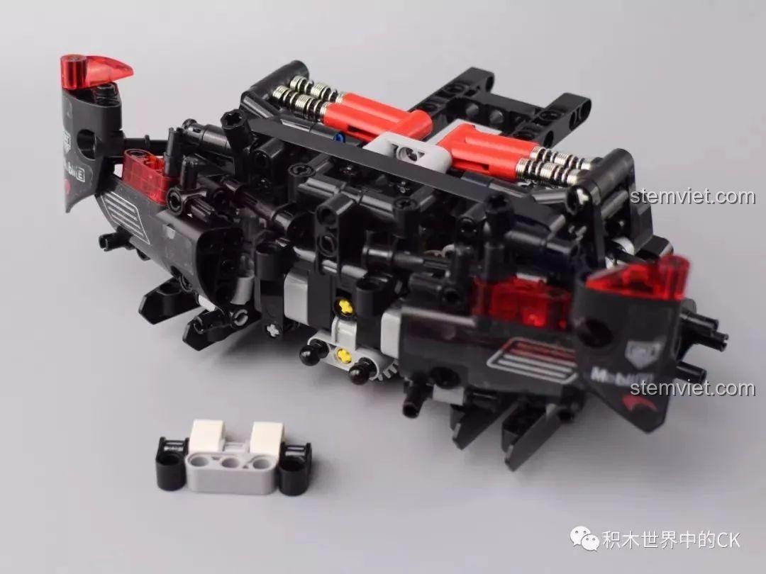 Các chi tiết nhỏ được thêm vào phần khung của bộ Mould King 13067 Icarus.