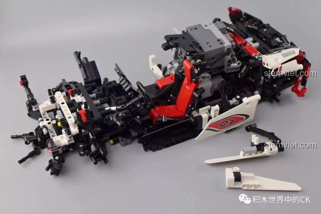 Mô hình siêu xe Mould King 13067 Icarus đã hoàn thành với đèn LED sáng rực.