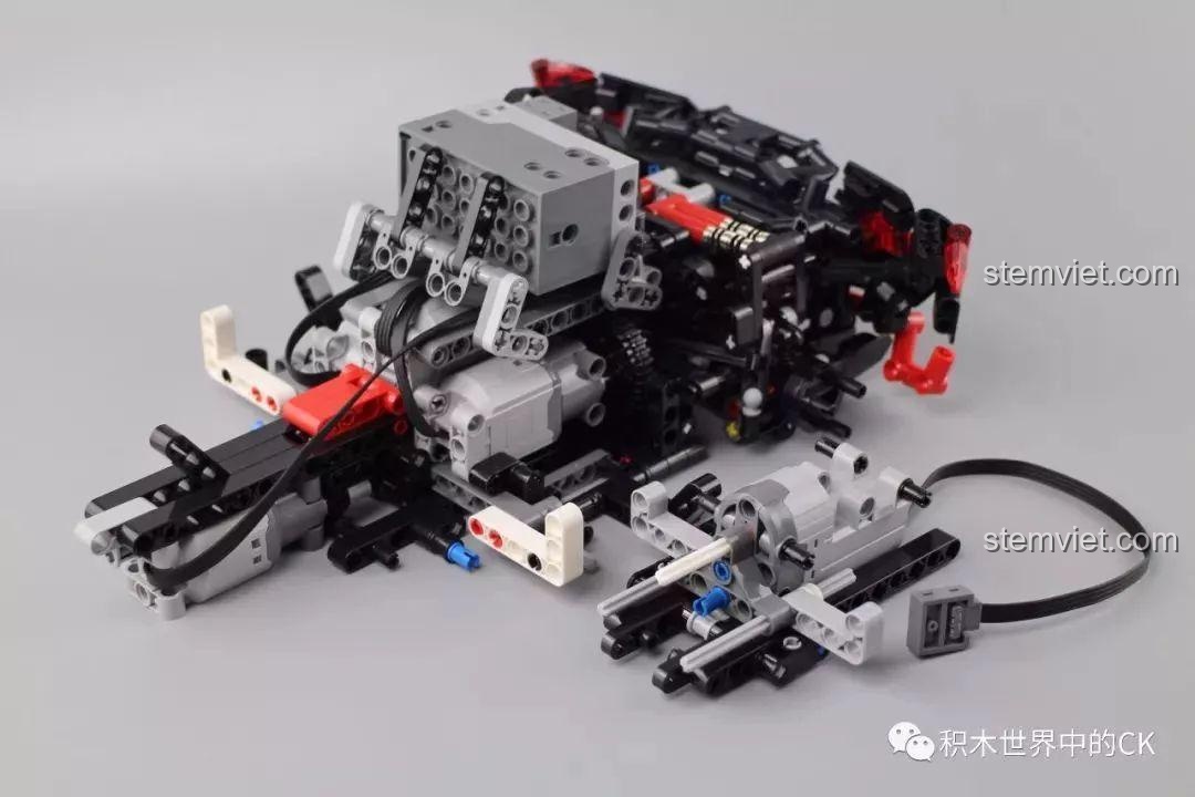 Phần khung xe của bộ Mould King 13067 Icarus ngày càng hoàn thiện.