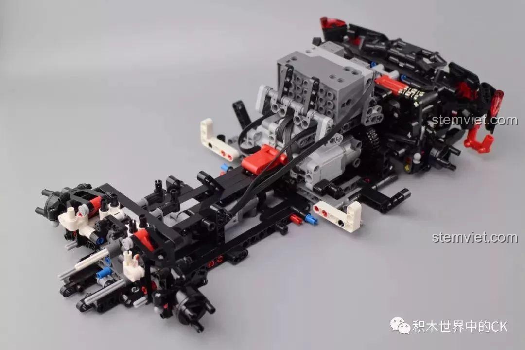 Tiếp tục lắp ráp các bộ phận cơ khí phức tạp của bộ Mould King 13067 Icarus.