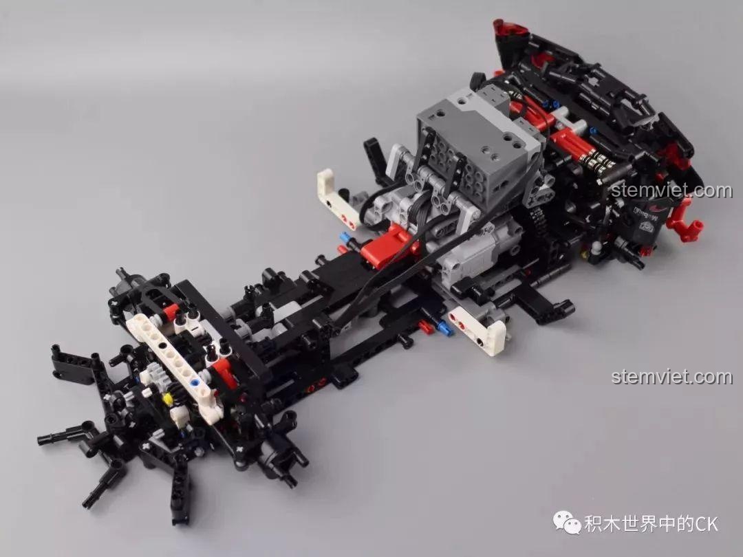 Phần đầu xe và hệ thống lái của bộ Mould King 13067 Icarus đang được lắp ráp.