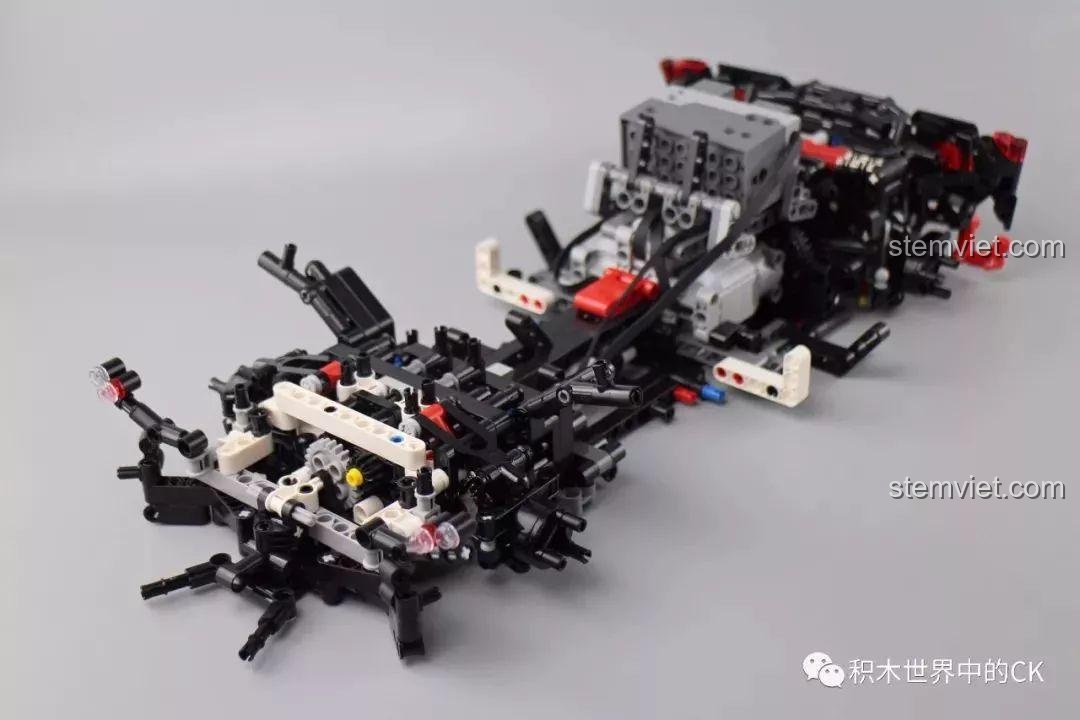 Ghế ngồi và nội thất xe của bộ Mould King 13067 Icarus dần được định hình.