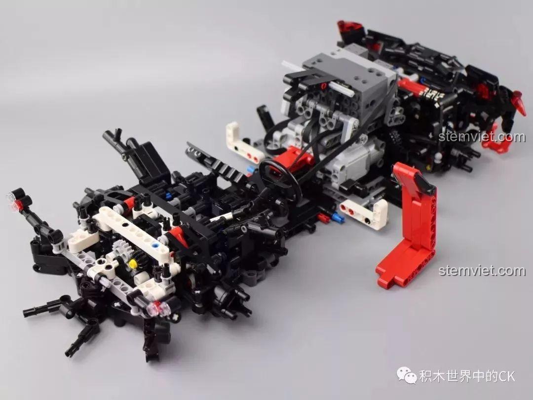 Các chi tiết vỏ xe của bộ Mould King 13067 Icarus bắt đầu được gắn vào khung.