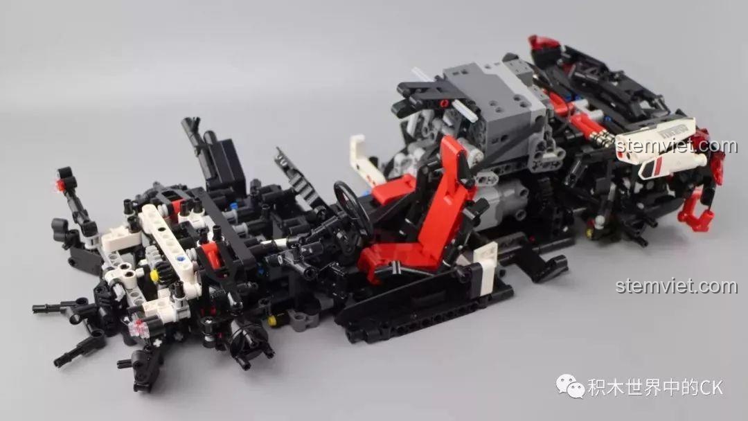 Phần đầu xe và các đường nét khí động học của bộ Mould King 13067 Icarus dần hiện rõ.