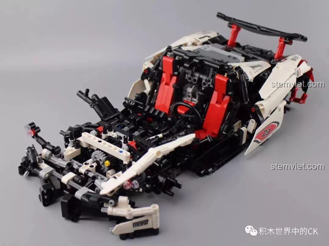 Mô hình siêu xe Mould King 13067 Icarus nhìn từ phía sau.