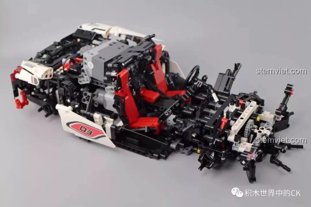 Mô hình siêu xe Mould King 13067 Icarus nhìn từ phía trước.