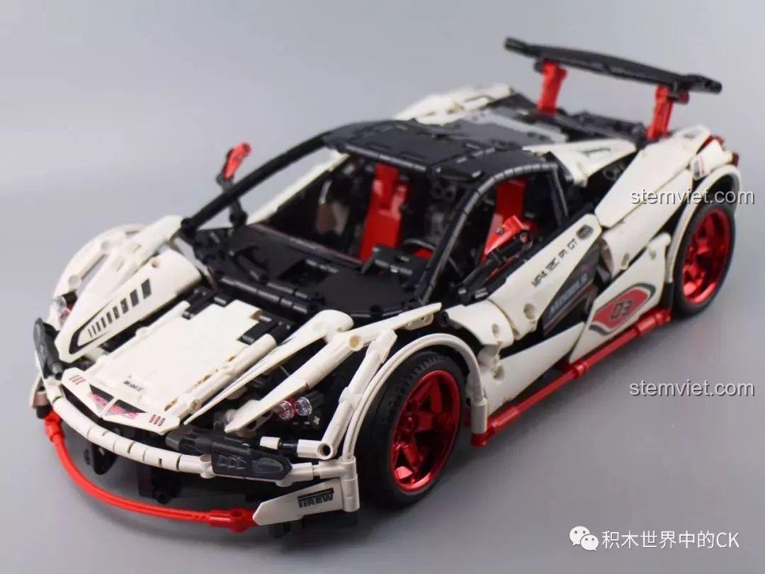 Nắp capo của mô hình Mould King 13067 Icarus có thể mở ra.