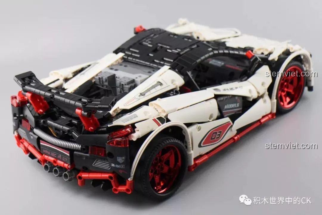 Nắp động cơ phía sau của mô hình Mould King 13067 Icarus có thể mở ra.