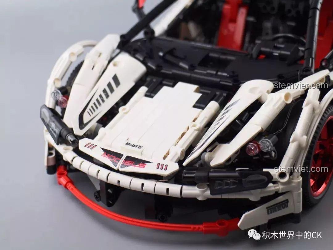 Kiểm tra độ nhún của hệ thống treo phía sau trên mô hình Mould King 13067 Icarus.
