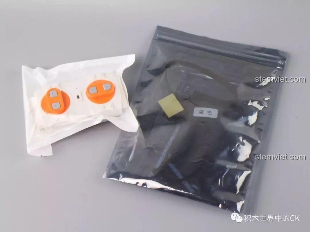 Remote điều khiển và bộ đèn LED của bộ Mould King 13067 Icarus trong hộp B.