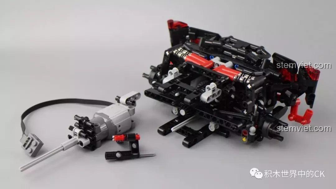Motor và các bộ phận điện tử được tích hợp vào khung xe của bộ Mould King 13067 Icarus.