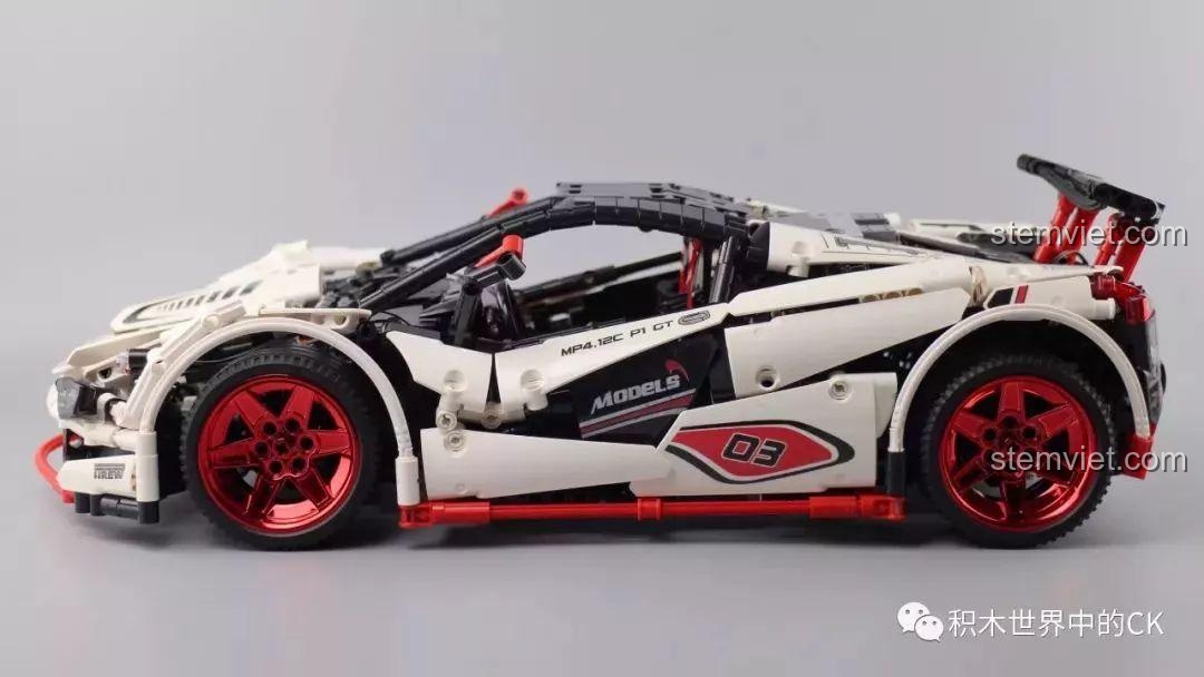 Chi tiết vô lăng và bảng điều khiển bên trong mô hình Mould King 13067 Icarus.