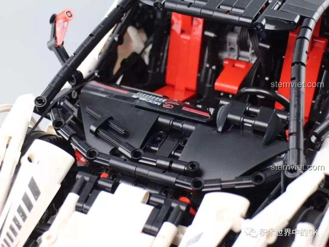 Mô hình siêu xe Mould King 13067 Icarus cùng nhân vật Dragon Ball SHF.