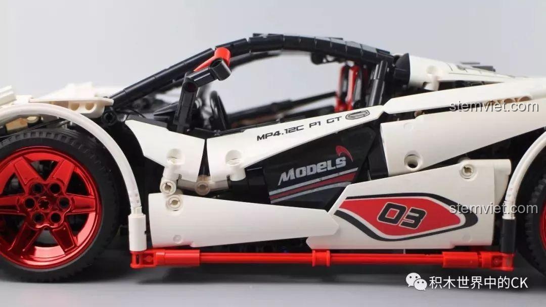 Nhân vật Woody ngồi trong buồng lái của mô hình Mould King 13067 Icarus.