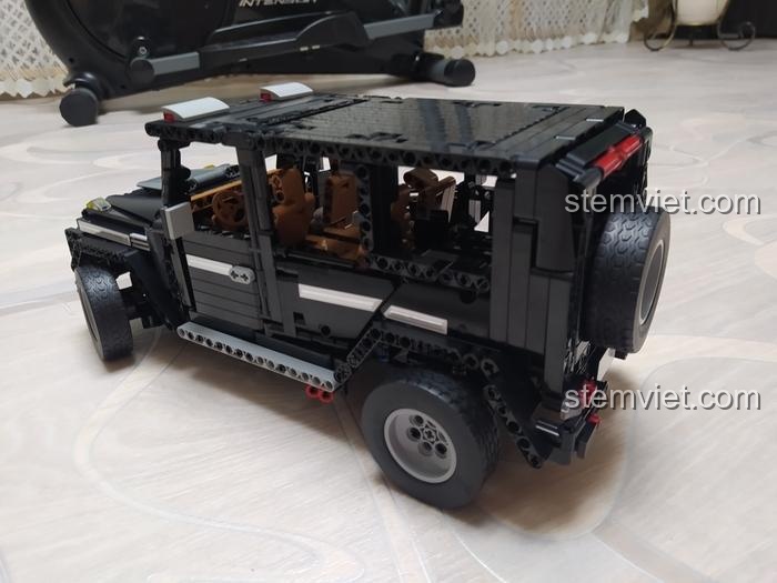 Góc nhìn từ phía sau của đồ chơi mô hình G-Wagon, làm nổi bật bánh xe dự phòng và thiết kế vuông vức đặc trưng.