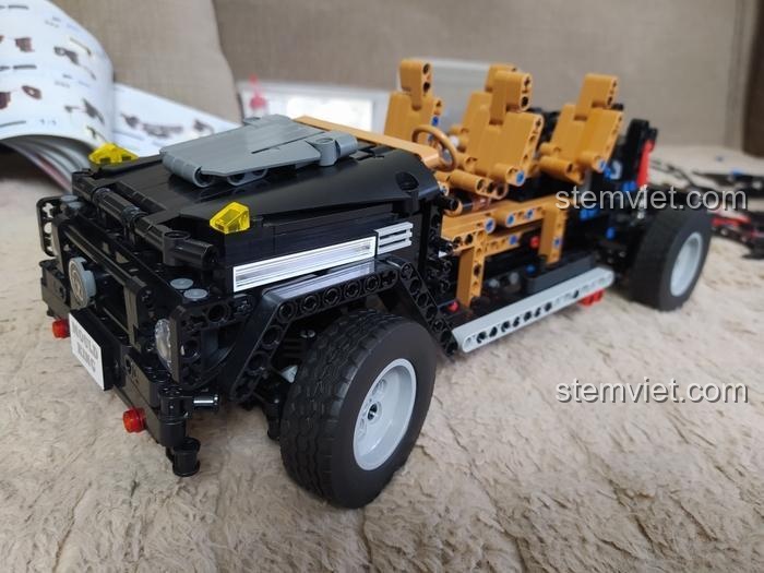 Chi tiết khung gầm và nội thất của đồ chơi xây dựng G-Wagon 13068, thể hiện hệ thống treo và các ghế ngồi màu nâu.