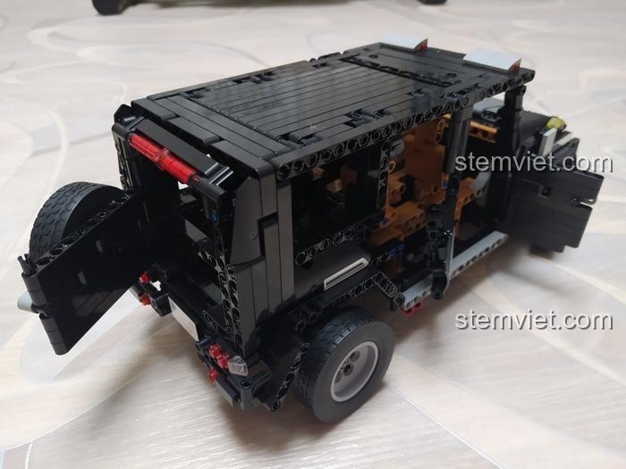Bộ xếp hình Xe địa hình G500 AWD Wagon Mould King nhìn từ phía sau, với cửa sau và cốp có thể mở, lộ ra không gian bên trong.