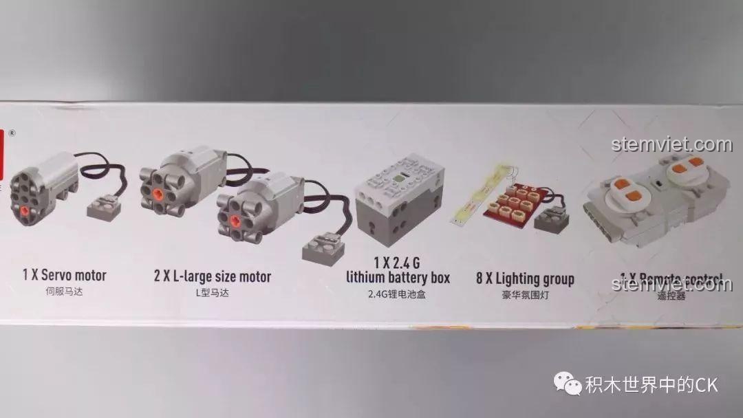 Chi tiết phần đầu xe của bộ lắp ráp Xe địa hình Mercedes G500 với logo và lưới tản nhiệt.