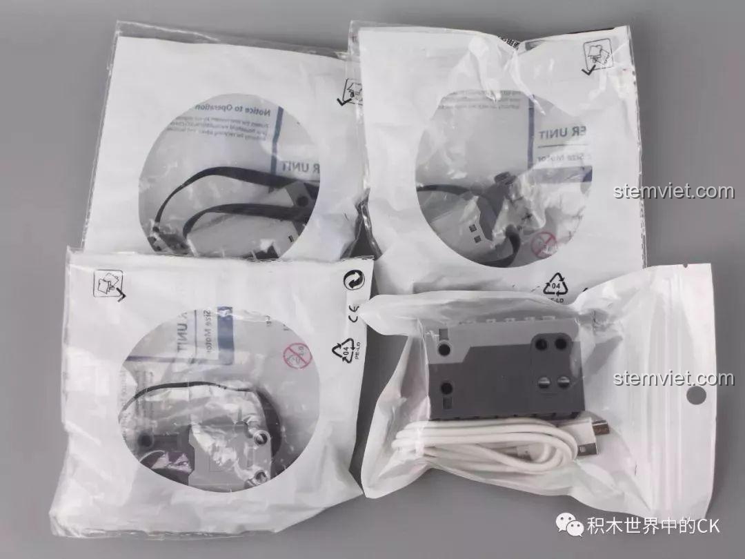 Hệ thống treo và dẫn động 4 bánh của đồ chơi lắp ghép Mould King 13069.