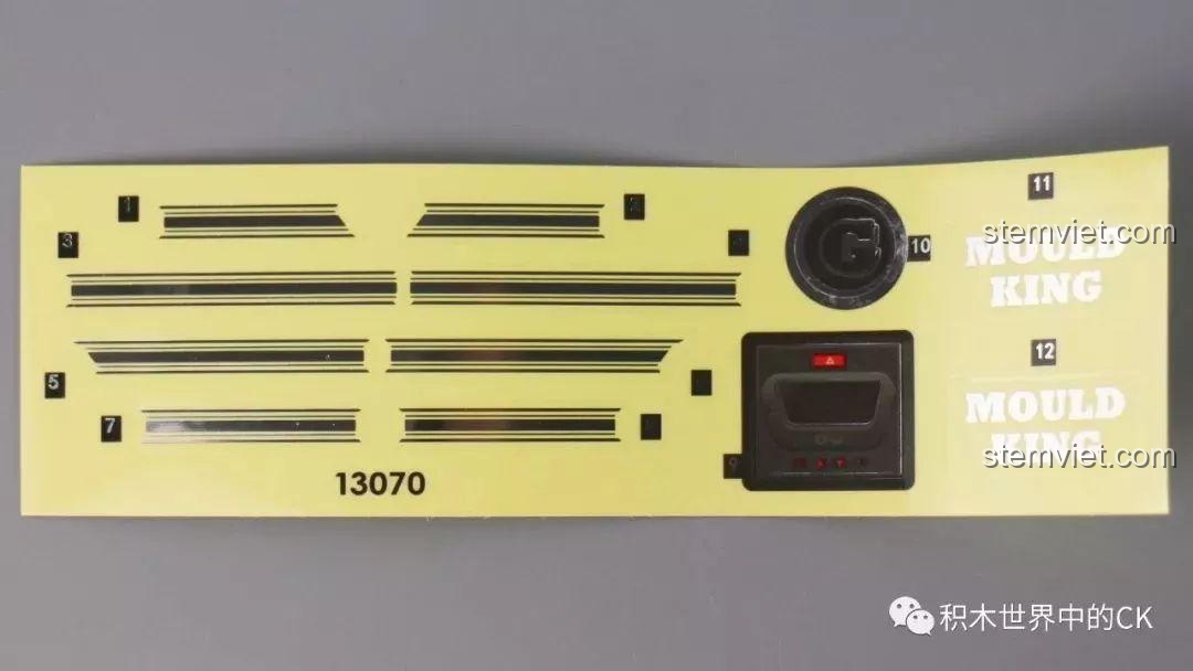 Mô hình Mercedes G-Class Wagon Mould King 13069 phiên bản màu đen với đèn LED đang bật sáng.