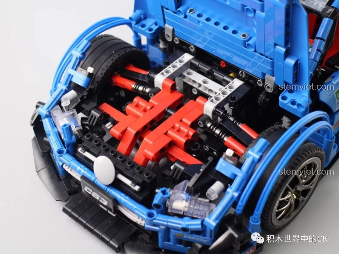 Cận cảnh bánh xe của Mould King 13073 Mercedes-Benz AMG C63 DTM với vành mạ chrome và lốp cao su chất lượng cao.