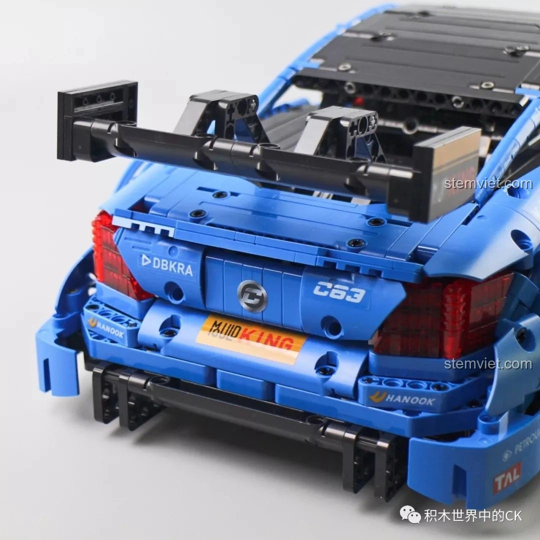 Cận cảnh chi tiết cản sau của Mould King 13073 Mercedes-Benz AMG C63 DTM, với các đường nét khí động học.