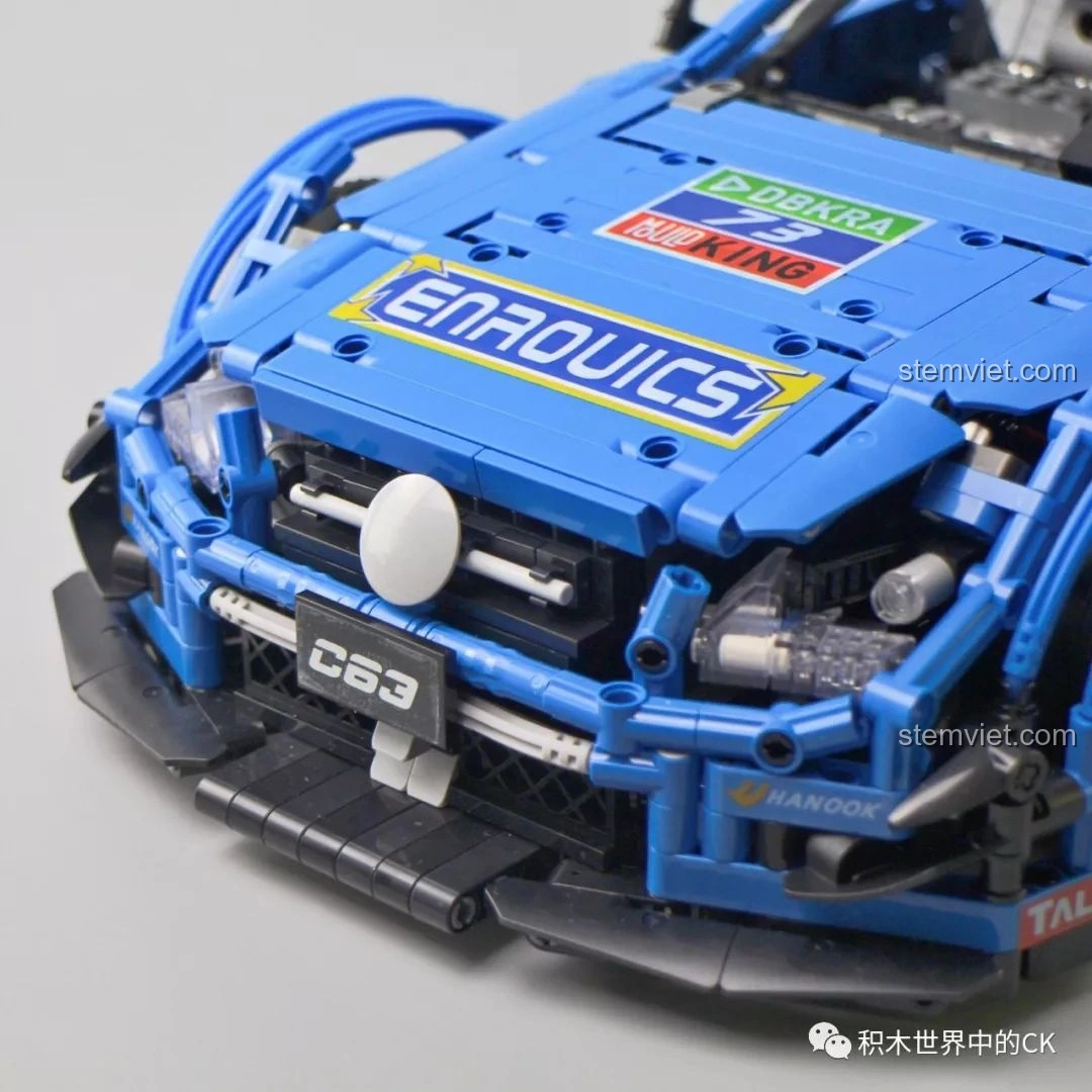 Cận cảnh chi tiết phần đầu xe của Mould King 13073 Mercedes-Benz AMG C63 DTM từ góc khác, thể hiện độ hoàn thiện.