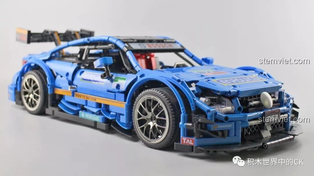 Cận cảnh chi tiết phần đầu xe của Mould King 13073 Mercedes-Benz AMG C63 DTM, nổi bật các nhãn dán và đèn pha.