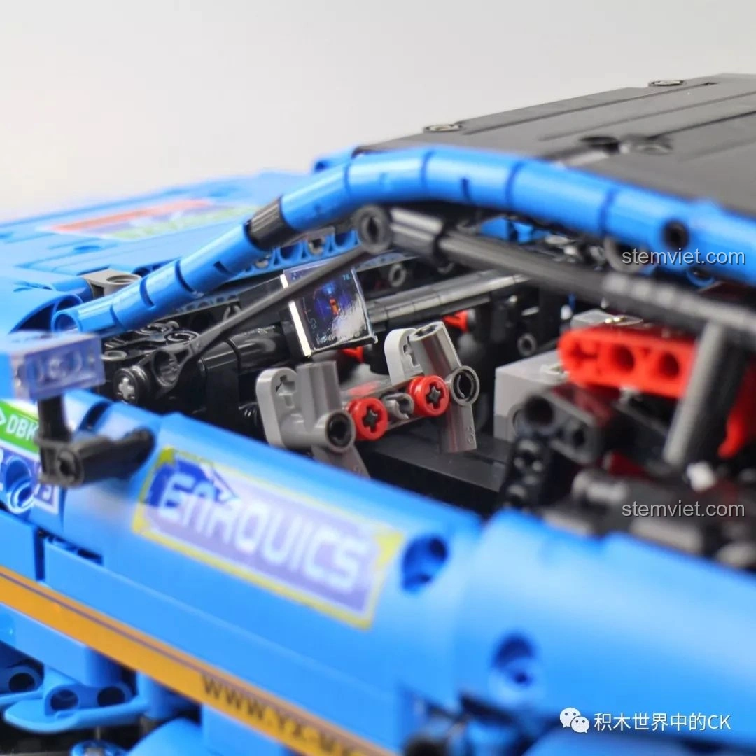 Chi tiết kính chắn gió và phần mui xe của Mould King 13073 Mercedes-Benz AMG C63 DTM, với logo Bosch.