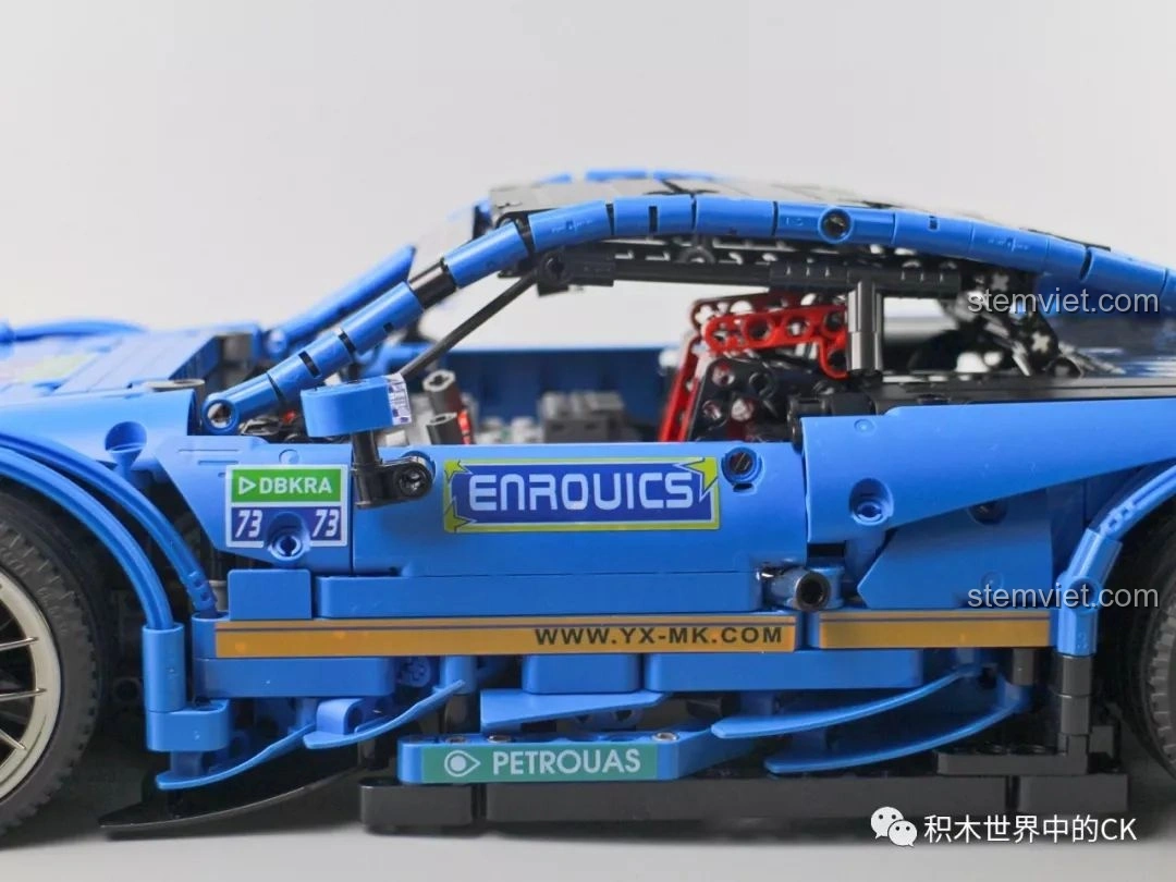 Cận cảnh nội thất bên trong mô hình Mould King 13073 Mercedes-Benz AMG C63 DTM, với ghế đua và vô lăng.