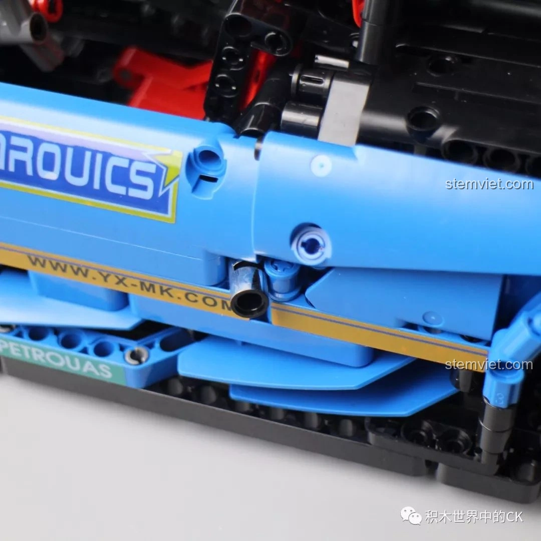 Chi tiết thân xe bên hông phía sau của Mould King 13073 Mercedes-Benz AMG C63 DTM, với các nhãn dán.