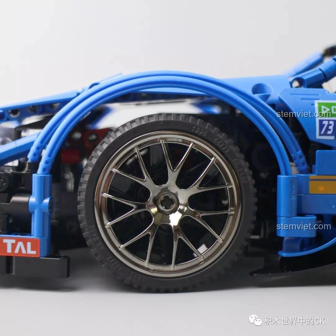 Chi tiết thân xe bên hông của Mould King 13073 Mercedes-Benz AMG C63 DTM, nổi bật các nhãn dán và đường nét.