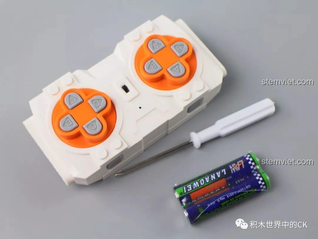 Bộ điều khiển từ xa và dụng cụ đi kèm bộ lắp ráp Mould King 13073 Mercedes-Benz AMG C63 DTM, sẵn sàng cho trải nghiệm điều khiển.