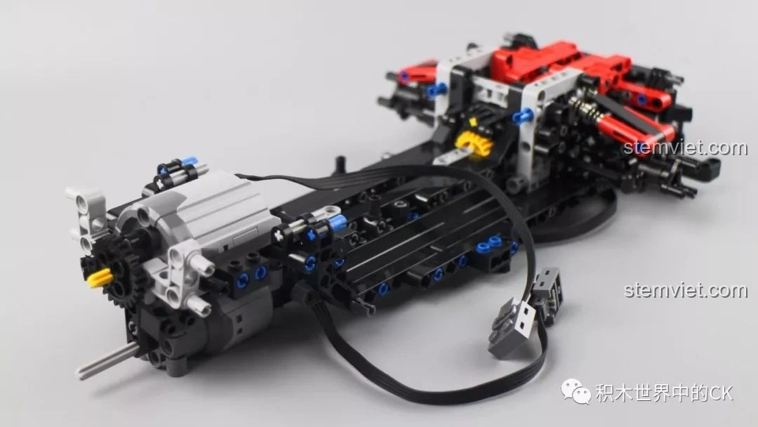 Khung gầm cơ bản của bộ Mould King 13073 Mercedes-Benz AMG C63 DTM, nền tảng cho toàn bộ mô hình xe đua.