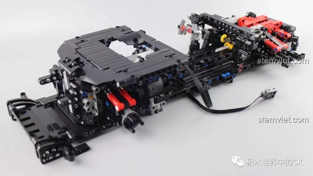 Khung gầm của Mould King 13073 Mercedes-Benz AMG C63 DTM đã được gắn bánh xe, bắt đầu có hình dáng của một chiếc xe đua.