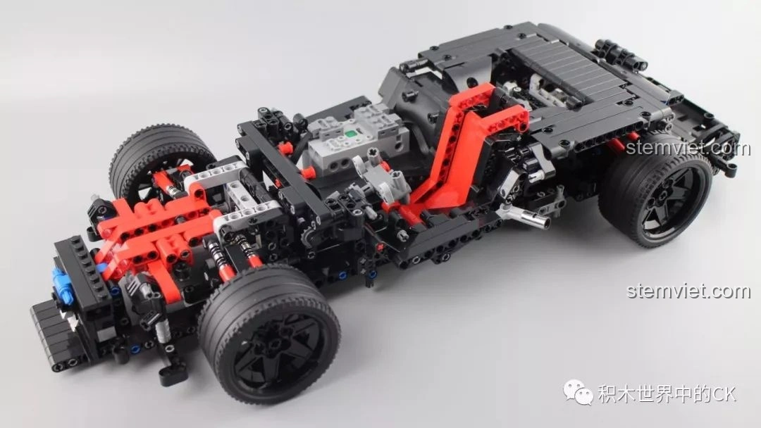 Chi tiết phần đầu xe của Mould King 13073 Mercedes-Benz AMG C63 DTM với bánh xe và các chi tiết màu xanh, đỏ.