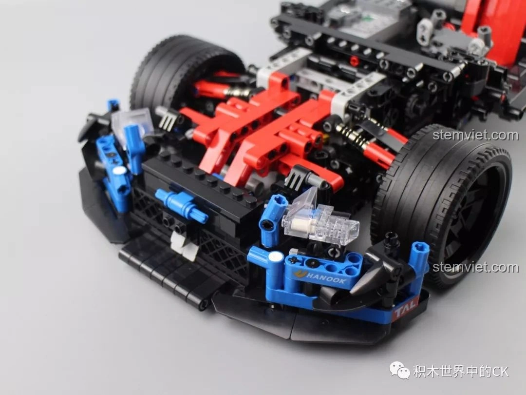 Khung gầm của Mould King 13073 Mercedes-Benz AMG C63 DTM với bánh xe và các chi tiết nội thất, chuẩn bị cho việc lắp vỏ xe.