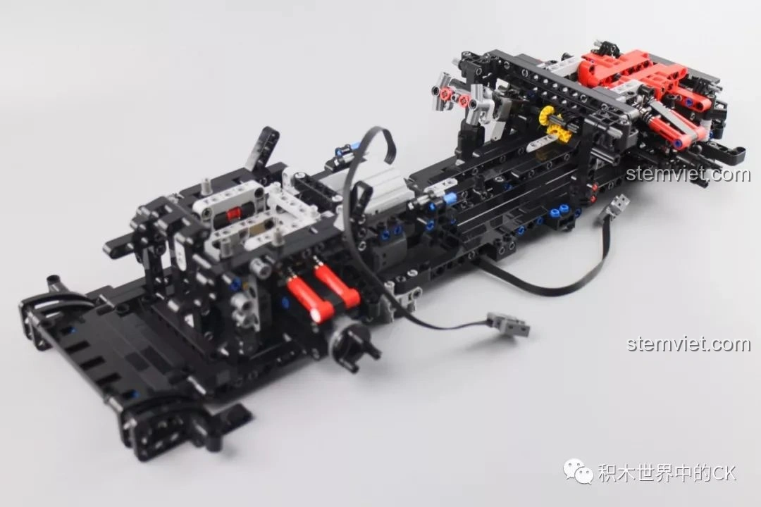 Khung gầm của Mould King 13073 Mercedes-Benz AMG C63 DTM từ phía sau, cho thấy cấu trúc phức tạp của hệ thống truyền động.