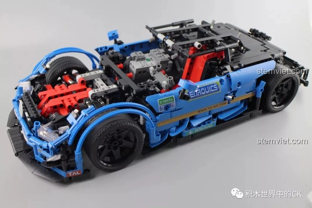 Lắp ráp cản trước của Mould King 13073 Mercedes-Benz AMG C63 DTM, chi tiết quan trọng tạo nên vẻ ngoài đặc trưng.