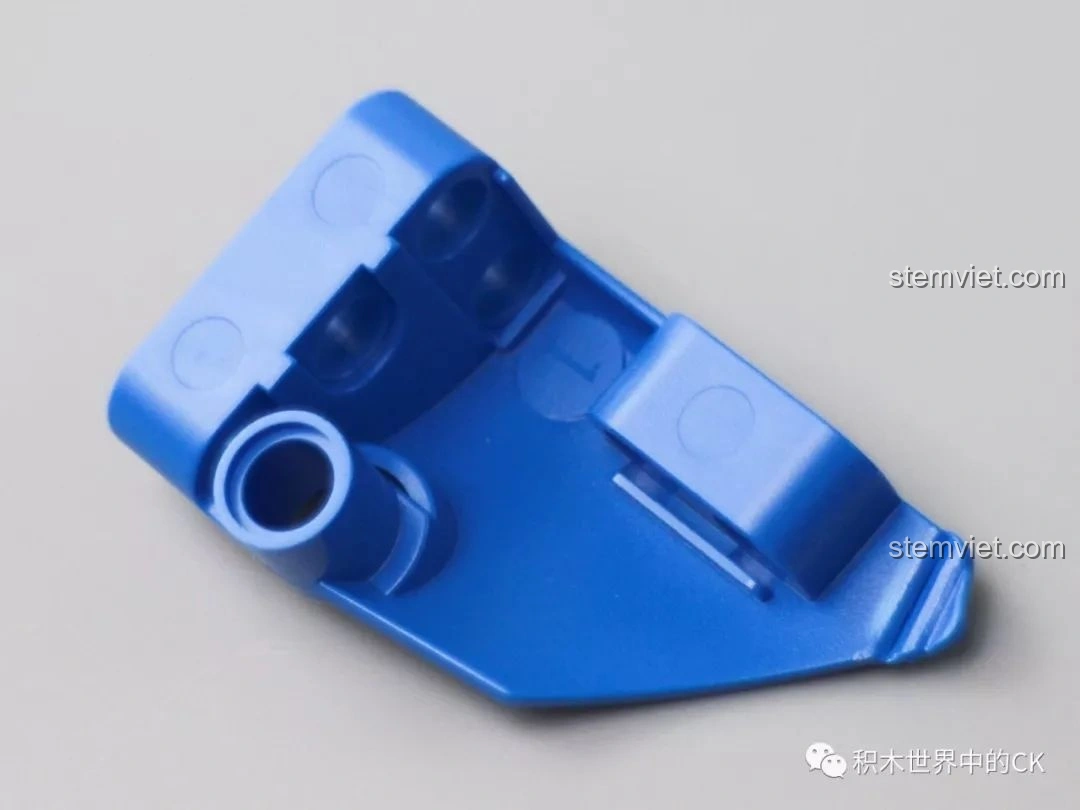 Cản trước của Mould King 13073 Mercedes-Benz AMG C63 DTM đã được gắn vào khung xe, tạo nên phần đầu xe hoàn chỉnh.