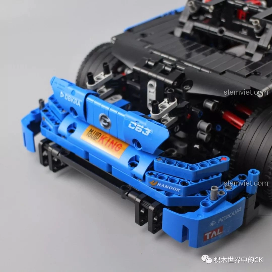 Lắp ráp cánh gió sau của Mould King 13073 Mercedes-Benz AMG C63 DTM, chi tiết tăng tính khí động học và vẻ thể thao.