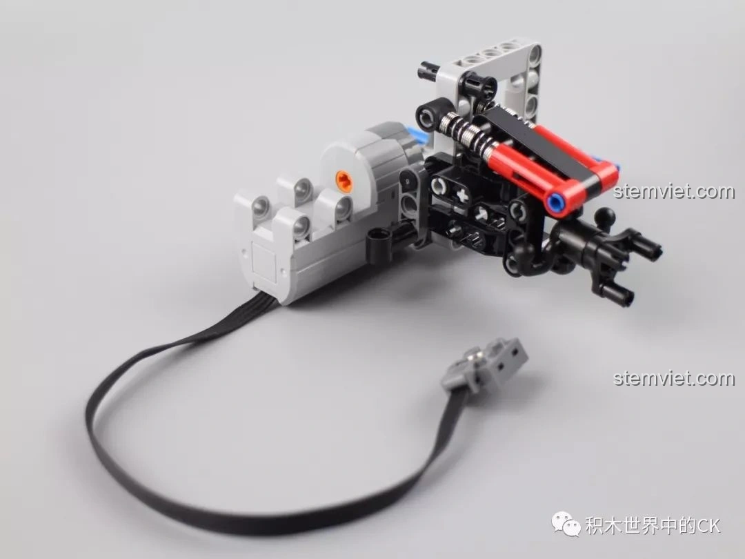 Giai đoạn lắp ráp động cơ và hệ thống truyền động của bộ Mould King 13073 Mercedes-Benz AMG C63 DTM, thể hiện sự phức tạp của cơ cấu.