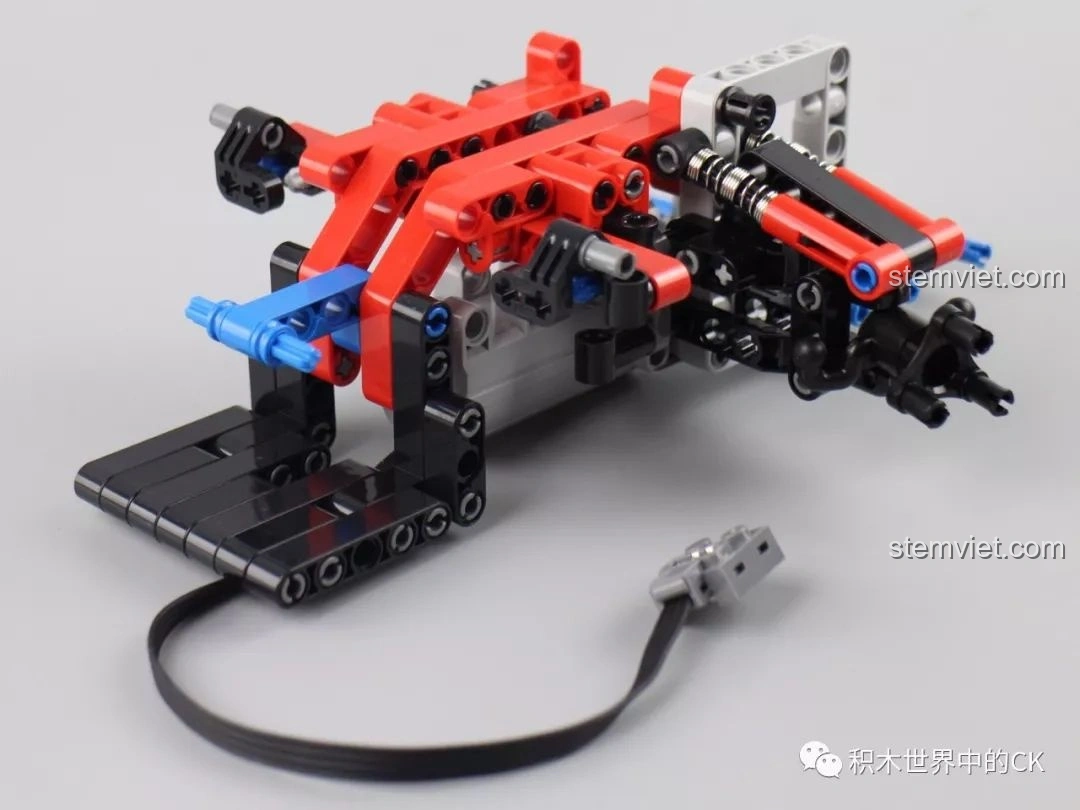 Tiếp tục lắp ráp động cơ và các bộ phận liên quan của Mould King 13073 Mercedes-Benz AMG C63 DTM, chi tiết cơ khí tinh xảo.