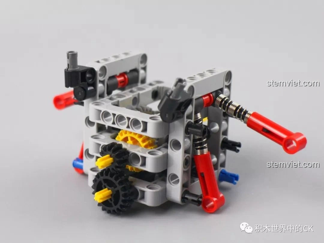 Lắp ráp hệ thống treo và giảm xóc của Mould King 13073 Mercedes-Benz AMG C63 DTM, chi tiết kỹ thuật phức tạp.