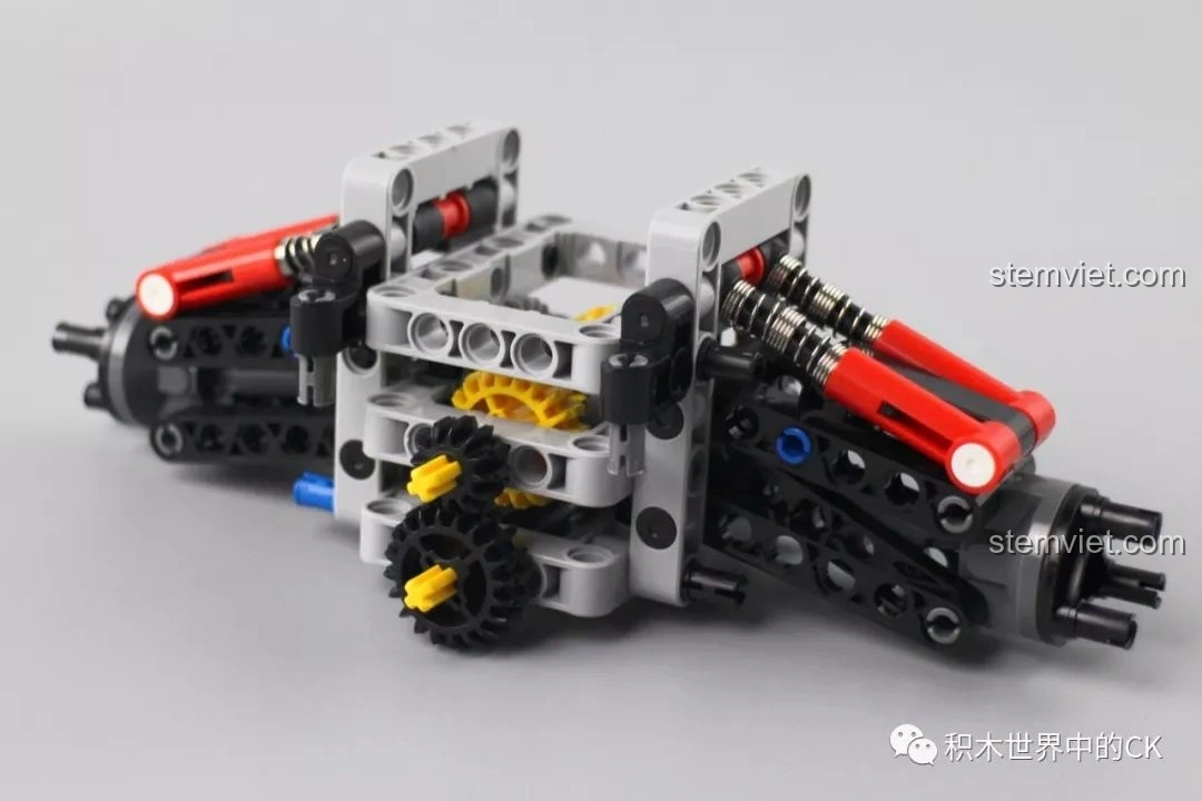 Tiếp tục lắp ráp hệ thống treo của Mould King 13073 Mercedes-Benz AMG C63 DTM, thể hiện độ phức tạp và chân thực của mô hình.