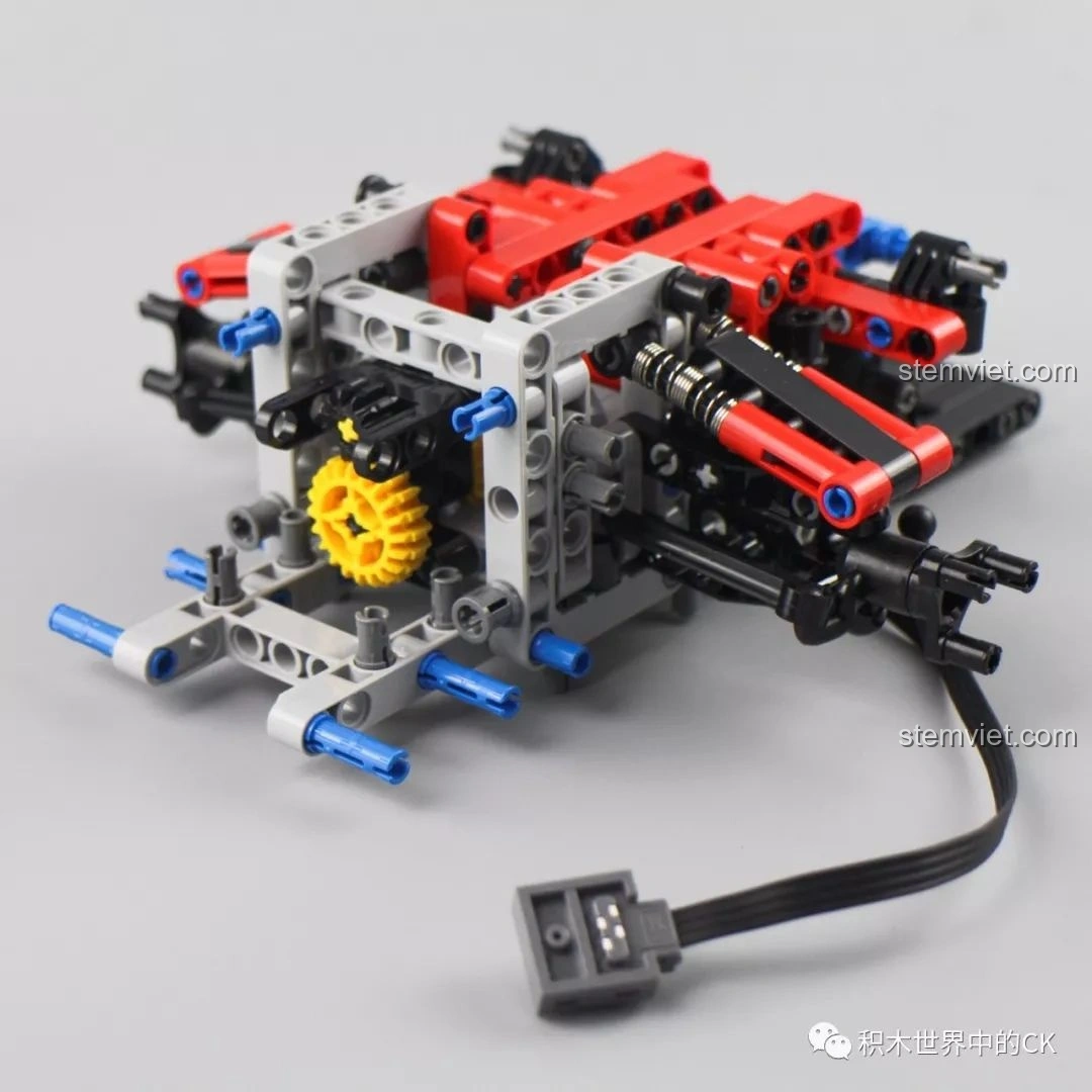 Lắp ráp hộp số và các bánh răng của bộ Mould King 13073 Mercedes-Benz AMG C63 DTM, cho thấy cơ chế hoạt động bên trong.