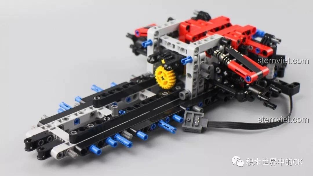 Hoàn thiện phần hộp số của Mould King 13073 Mercedes-Benz AMG C63 DTM, chuẩn bị cho việc tích hợp vào khung xe.